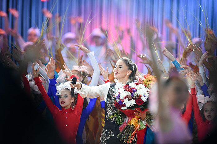 Алина с цветами