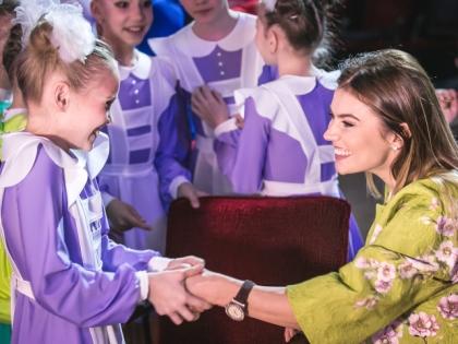 Алина Кабаева здоровается с детьми